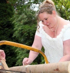 Hochzeitsbrauch Holz sägen des Brautpaares